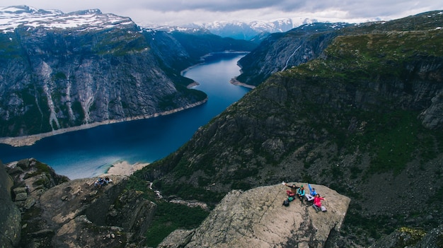 Pessoas em rochas ásperas da Noruega, Trolltunga