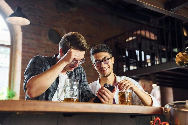 Foto pessoas em roupas casuais sentadas no pub e conversando