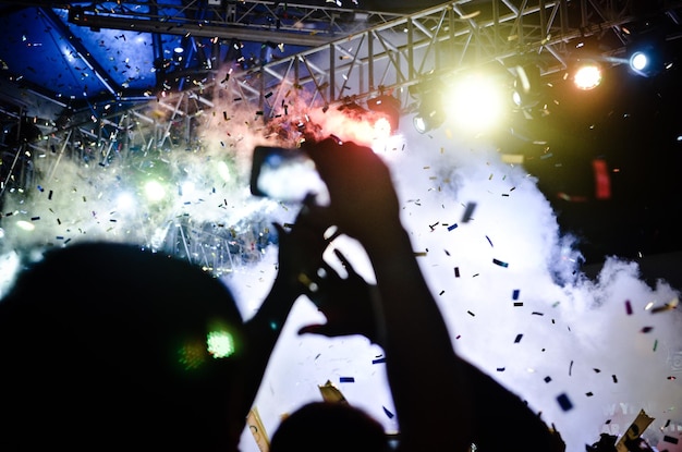 Foto pessoas em um concerto de música à noite