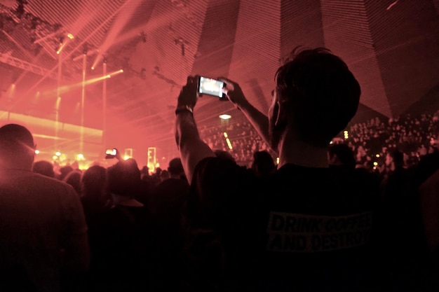 Pessoas em um concerto de música popular