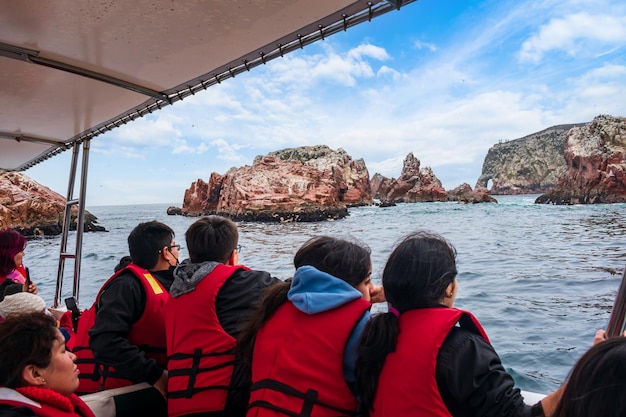 pessoas em um passeio de barco no meio do oceano pacífico no peru