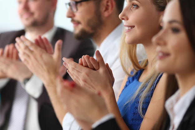 Foto pessoas encantadas positivas sendo gratas pela conferência