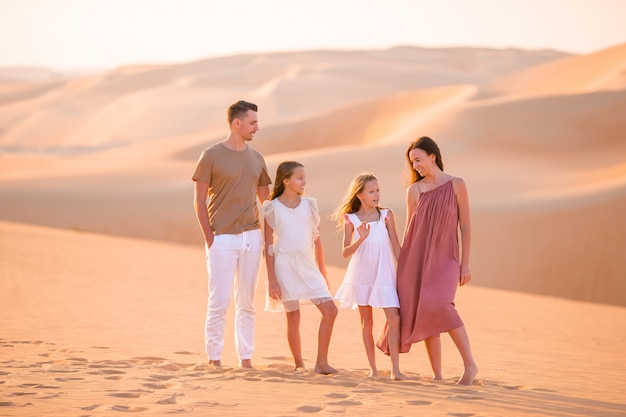 Pessoas entre dunas no deserto de rub al-khali nos emirados árabes unidos