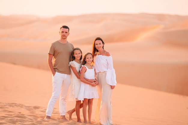 Pessoas entre dunas no deserto nos Emirados Árabes Unidos