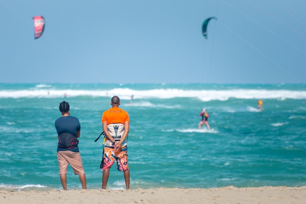 Pessoas esportivas ativas desfrutando de férias e atividades de kitesurf em um dia ensolarado perfeito no cabarete t