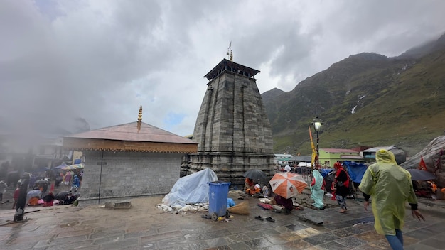 Foto pessoas estão escapando da chuva no templo de kedarnath 01 sep 2023 shri kedarnath templo dedicado ao senhor shiva rudraprayag distrito de uttarakhand índia