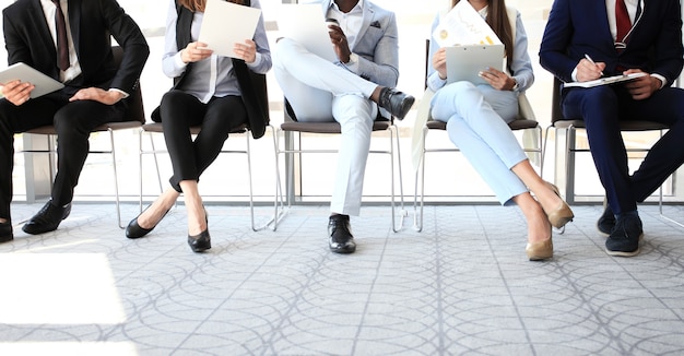 Pessoas estressantes à espera de entrevista de emprego