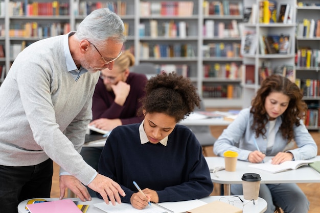 Foto pessoas estudando tiro médio