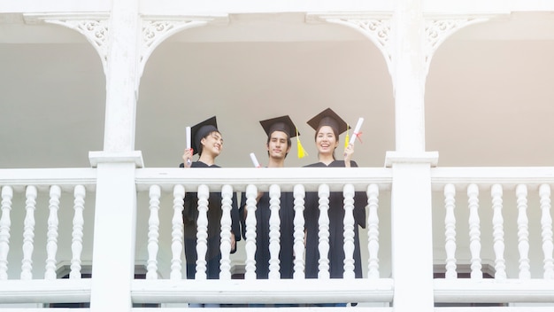 Pessoas estudantes com os vestidos de formatura