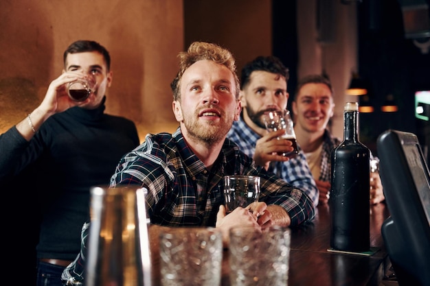 Pessoas expressivas assistindo futebol Grupo de pessoas juntas no pub se divertem no fim de semana