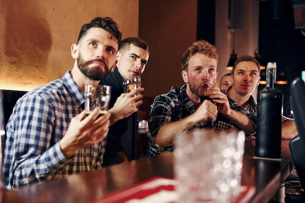 Pessoas expressivas assistindo futebol Grupo de pessoas juntas no pub se divertem no fim de semana