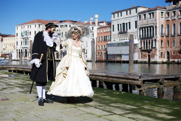 Pessoas fantasiadas para o carnaval de veneza