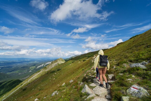 Pessoas fazem caminhadas nas montanhas Tatra, na Polônia, em um dia de verão Foto de alta qualidade