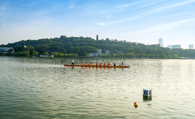 Pessoas fazendo canoagem na água no Lago Xuanwu Nanjing China