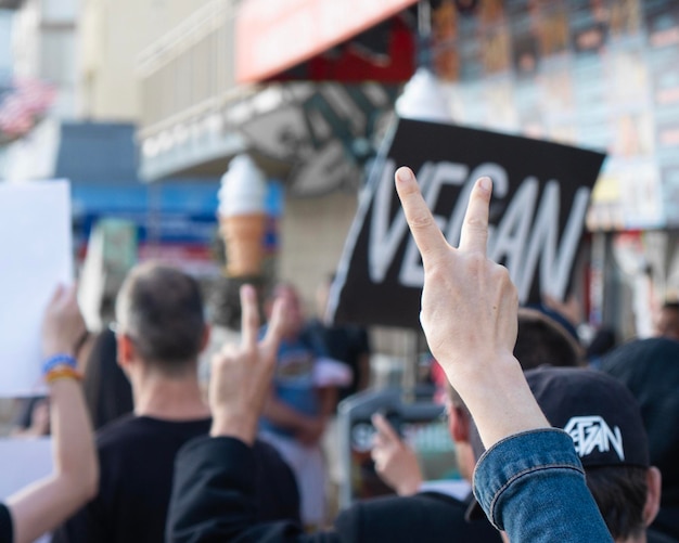Foto pessoas fazendo gestos enquanto protestam em frente ao edifício