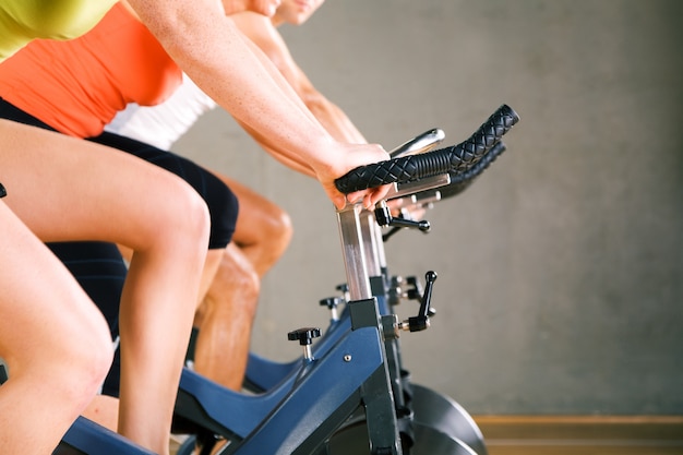 Pessoas fazendo ginástica ciclismo