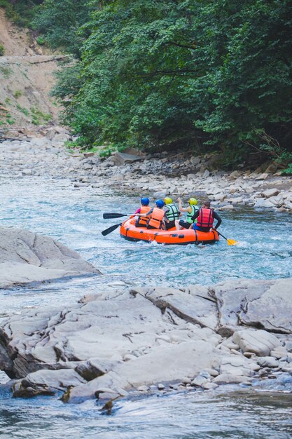 Pessoas fazendo rafting no mountain river copy space