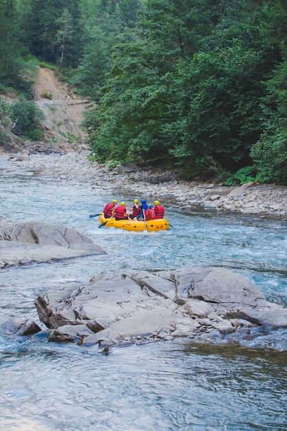 Pessoas fazendo rafting no mountain river copy space