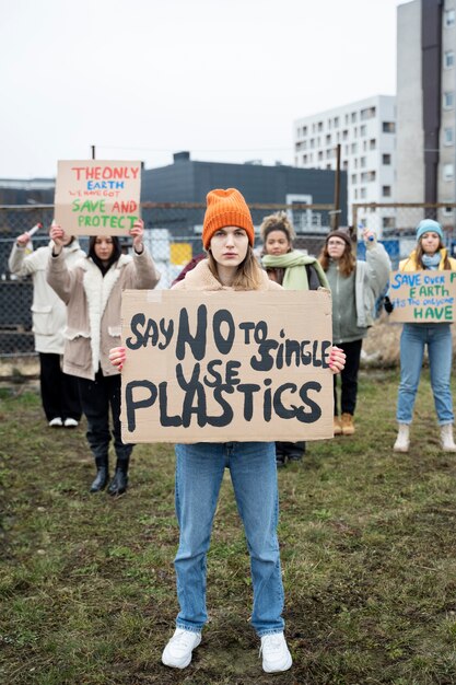 Pessoas fazendo um protesto pelo Dia Mundial do Meio Ambiente