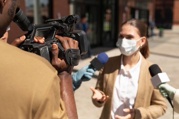 Foto pessoas fazendo uma entrevista ao ar livre