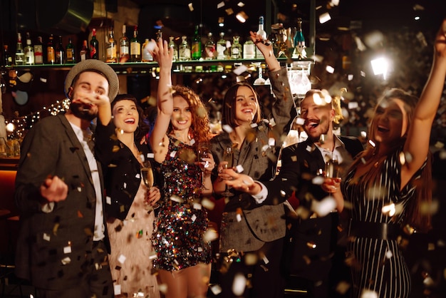 Pessoas felizes comemorando as férias de inverno junto com o conceito de aniversário de festa de champanhe