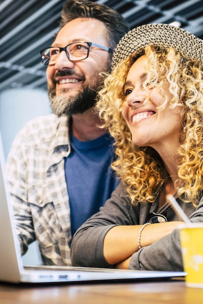 Pessoas felizes e alegres casal de jovens adultos modernos trabalhador com tecnologia laptop compter estilo de vida conectado e nômade digital escritório trabalho inteligente em todos os lugares viajar vida de moda para mulher e homem