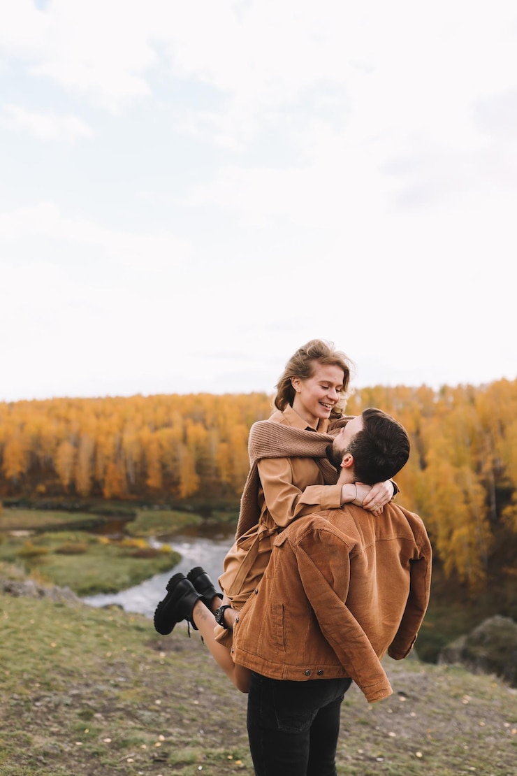 Foto pessoas felizes no amor são viagens caminhadas na natureza na floresta de outono viagem romântica ao campo