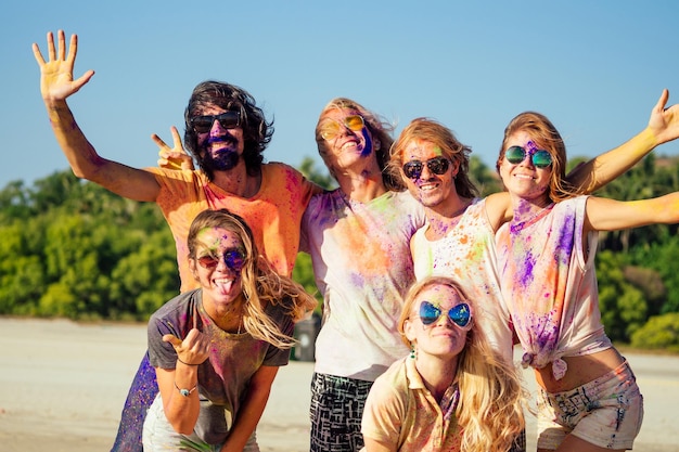 Pessoas felizes tirando auto-retratos em smartphone no festival Índia Goa