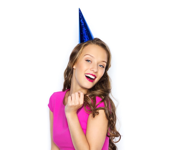 pessoas, feriados e conceito de celebração - jovem feliz ou adolescente em vestido rosa e boné de festa