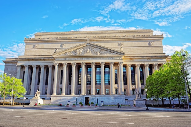 Pessoas foram flagradas curtindo um lindo dia caminhando pela cidade e perto do Edifício dos Arquivos Nacionais em Washington DC, EUA. Foi construído em 1935 e muitas vezes chamado de Arquivos I.