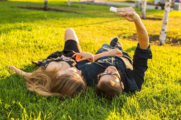 Pessoas fotografando no campo