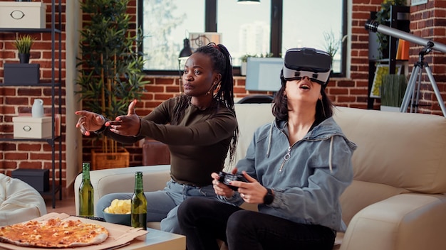 Foto pessoas frustradas perdendo a competição de jogos online, usando óculos 3d vr e console de tv para jogar videogame. sentindo-se triste com o desafio perdido com fone de ouvido de realidade virtual na atividade de fim de semana.