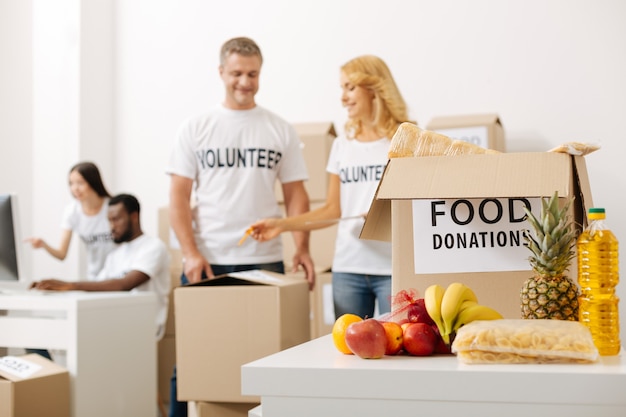 Pessoas gentis que trabalham para campanhas de doação de alimentos