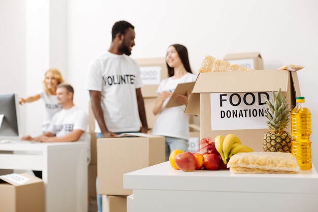 Pessoas gentis que trabalham para campanhas de doação de alimentos