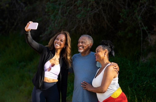 Foto pessoas idosas de tiro médio tomando selfie