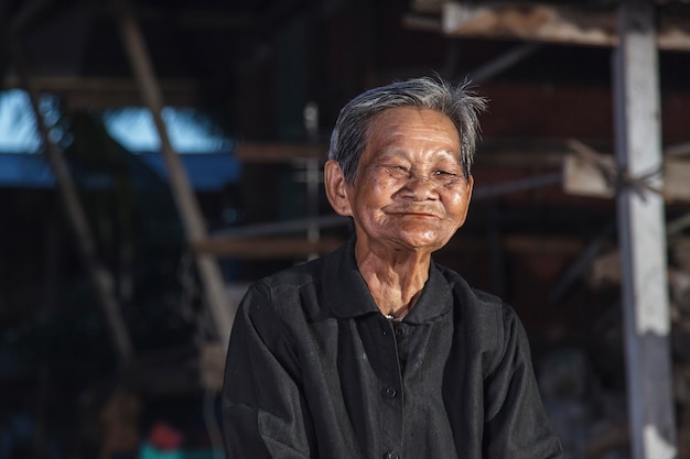Pessoas idosas sorridentes na Tailândia
