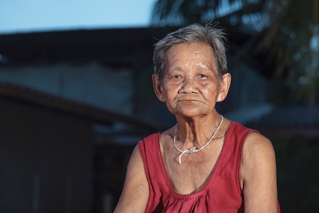 Pessoas idosas sorridentes na Tailândia