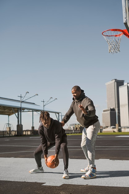 Pessoas jogando basquete