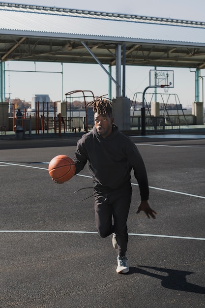 Foto pessoas jogando basquete