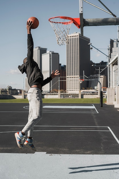 Foto pessoas jogando basquete