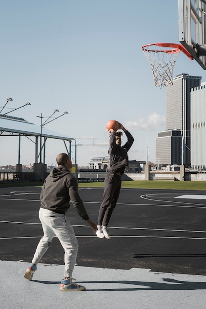 Pessoas jogando basquete