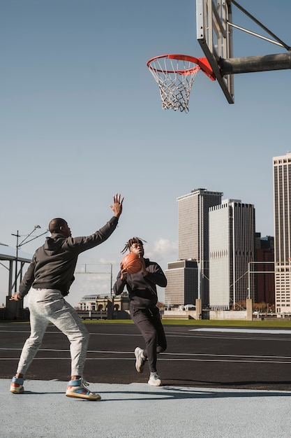 Foto pessoas jogando basquete