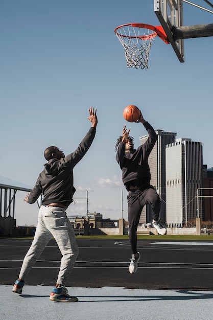 Pessoas jogando basquete