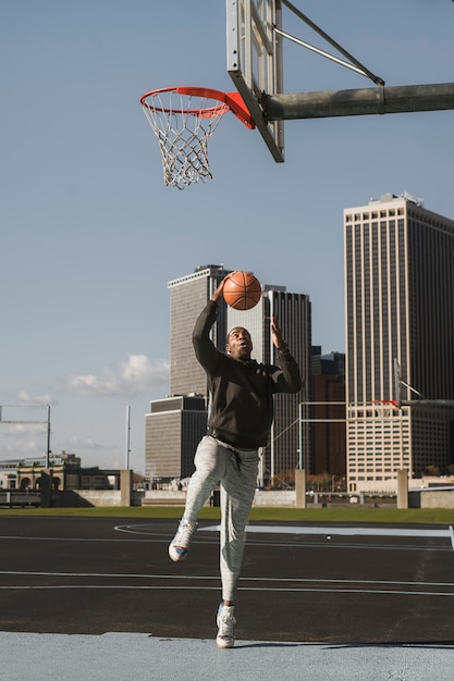 Pessoas jogando basquete