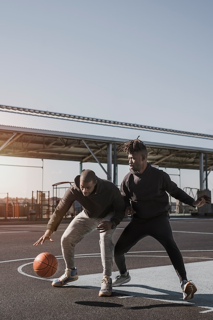 Foto pessoas jogando basquete