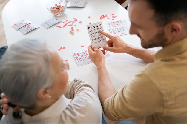 Foto pessoas jogando bingo juntas