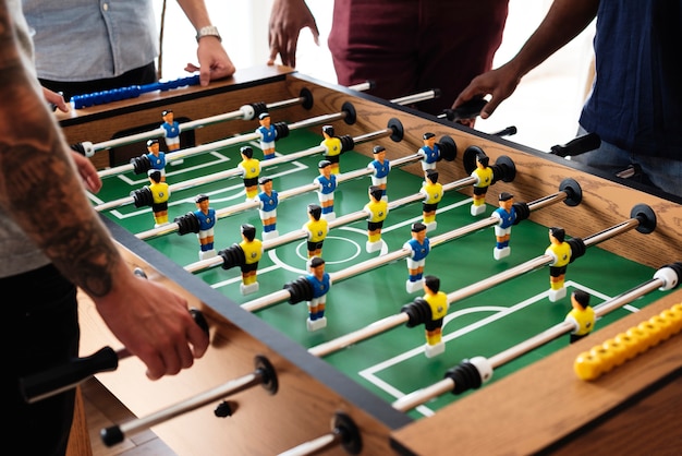 Pessoas jogando futebol de mesa