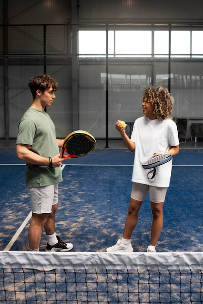 Foto pessoas jogando padel dentro