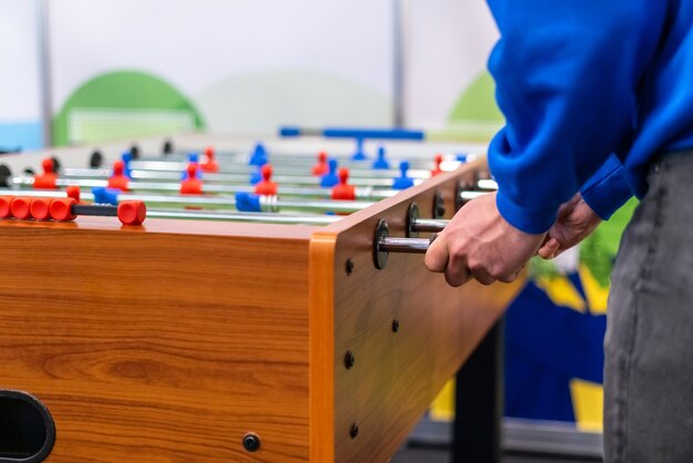 Pessoas jogando pebolim futebol de mesa - esporte de equipe, jogadores de futebol de mesa.