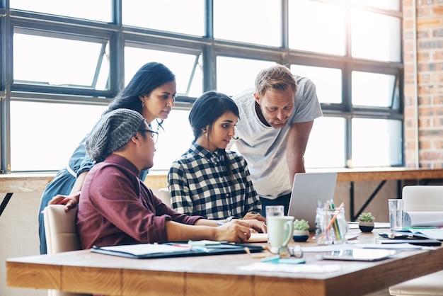 Pessoas jornalistas e negócios reunião para planejar artigo revista e feedback de design no escritório Homens mulheres e trabalho em equipe no laptop com documentos para blog de pesquisa e brainstorming juntos